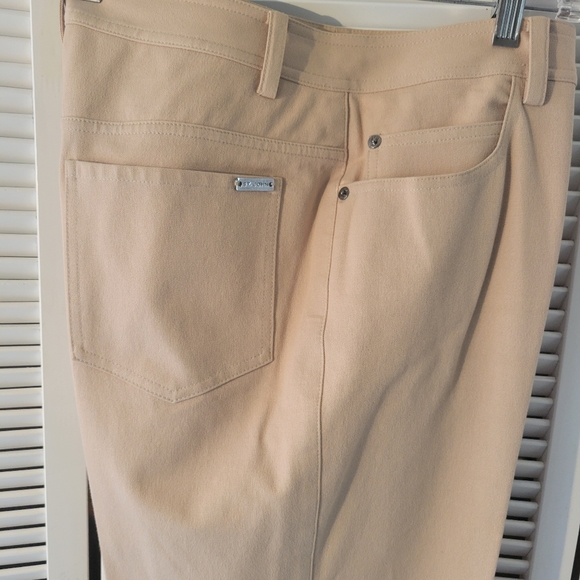 St John Tan SZ 12 Jeans with silver button and silver St John emblem - Picture 8 of 8